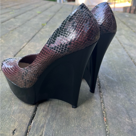 H by Halston Burgundy Embossed Snakeskin Vegan Leather Wedges Size 8M - Picture 1 of 11